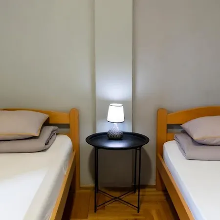 Fenix - Free Private Parking-fast Wi-fi Apartment